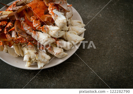 Steamed blue crab with spicy seafood sauce 122282790