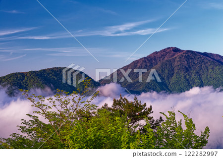 從全景平台可以看到精進湖的新綠和本棲湖的雲海以及龍嶽山、目嶽山和毛無山。 從全景平台可以看到精進湖的新綠和本棲湖的雲海以及龍嶽山、目嶽山和毛無山。 122282997