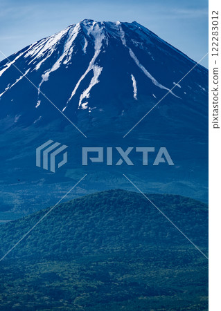 從三方山頂看到的富士山和大室山 從三方山頂看到的富士山和大室山 122283012
