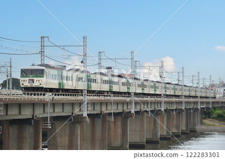 東海道幹線茅崎平塚 JR 東日本 185 系列 A8 編隊（大宮） 舞者條紋色 122283301
