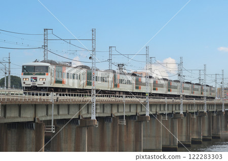 東海道本線茅崎平塚 JR 東日本 185 系列 A4 編隊(大宮) Dancer Shonan 塊色 東海道本線茅崎平塚 JR 東日本 185 系列 A4 編隊(大宮) Dancer Shonan 塊色 122283303