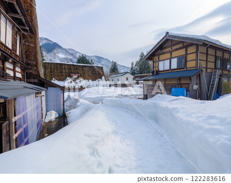 雪國茅草屋頂的古老民居,富山縣相倉合掌造村 雪國茅草屋頂的古老民居,富山縣相倉合掌造村 122283616