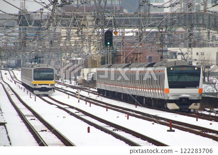 [JC] Chuo Line and Sobu Line running on a snowy quadruple track section (Suginami-ku, Tokyo) 122283706