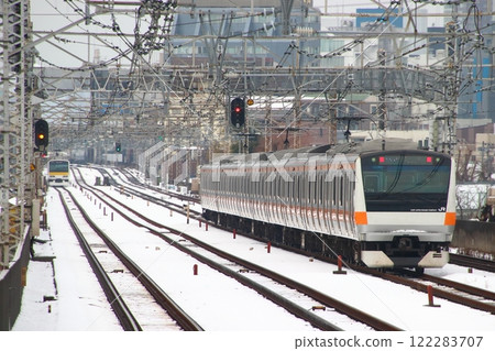 [JC] Chuo Line and Sobu Line running on a snowy quadruple track section (Suginami-ku, Tokyo) 122283707
