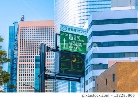 日本東京城市景觀汐留和首都高速公路等建築物景觀 300m 入口 18 汐留標誌 = 2020 年 1 月 122283906