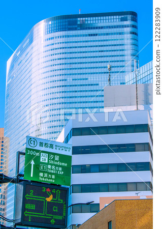 日本東京城市景觀汐留和首都高速公路等建築物景觀 300m 入口 18 汐留標誌 = 2020 年 1 月 122283909