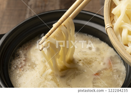 完成鍋子：將烏龍麵和蔥放入鍋中，小火煮。 122284235