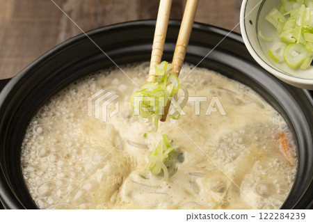 完成鍋子：將烏龍麵和蔥放入鍋中，小火煮。 122284239