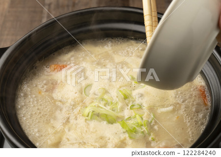 完成鍋子：將烏龍麵和蔥放入鍋中，小火煮。 122284240