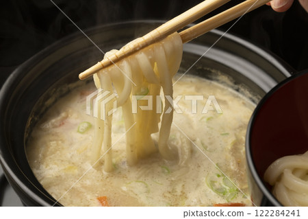 完成鍋子：將烏龍麵和蔥放入鍋中，小火煮。 122284241