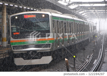 [JS] Shonan-Shinjuku Line E231 Series Train on a Snowy Day (Takasaki Line → Tokaido Line Direct) 122284287