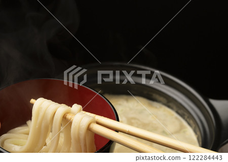 出鍋用筷子夾起最後的烏龍麵即可食用。 出鍋用筷子夾起最後的烏龍麵即可食用。 122284443