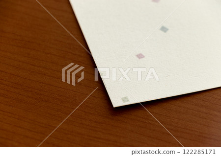 木桌上放置日式設計的白皮書 122285171