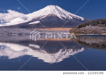 <Yamanashi Prefecture> View of Mt. Fuji and Lake Yamanaka in winter 122285206