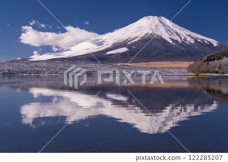 <Yamanashi Prefecture> View of Mt. Fuji and Lake Yamanaka in winter 122285207
