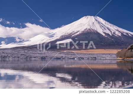 <Yamanashi Prefecture> View of Mt. Fuji and Lake Yamanaka in winter 122285208