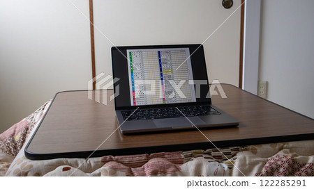 如何在電腦上提交報稅表 122285291