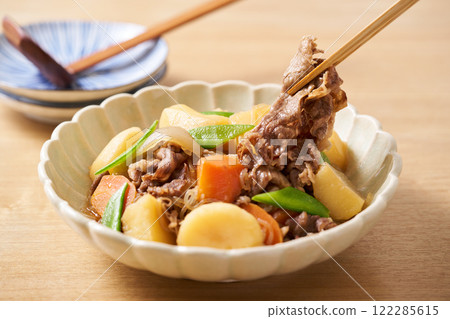 用牛肉做的基本肉和土豆 122285615