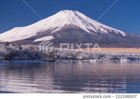 <Yamanashi Prefecture> Mt. Fuji in winter and snowy scenery on the shores of Lake Yamanaka 122286007