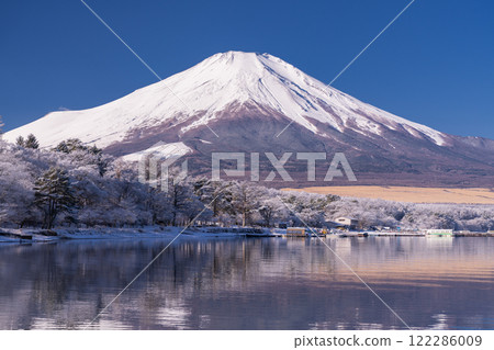 <Yamanashi Prefecture> Mt. Fuji in winter and snowy scenery on the shores of Lake Yamanaka <Yamanashi Prefecture> Mt. Fuji in winter and snowy scenery on the shores of Lake Yamanaka 122286009