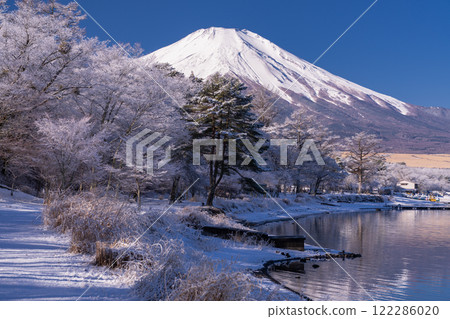《山梨縣》冬天的富士山、山中湖的雪景 122286020