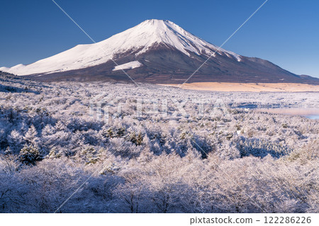 <<Yamanashi Prefecture>> View of Mt. Fuji in winter and snow-covered Lake Yamanaka Panorama Platform 122286226