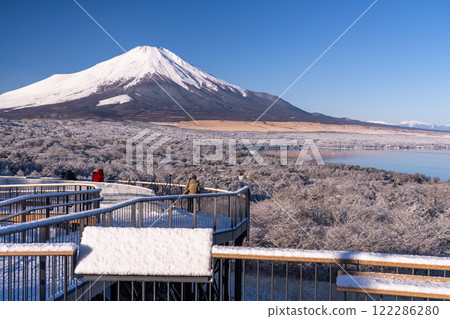【山梨縣】冬季的富士山和白雪皚皚的山中湖全景平台 122286280