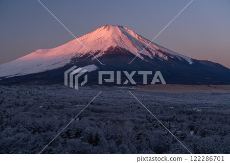 【山梨縣】冬季的富士山和黎明的山中湖全景平台 【山梨縣】冬季的富士山和黎明的山中湖全景平台 122286701