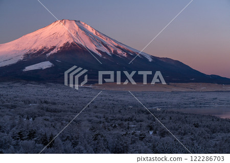 【山梨縣】冬季的富士山和黎明的山中湖全景平台 【山梨縣】冬季的富士山和黎明的山中湖全景平台 122286703