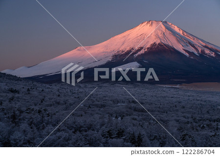 [Yamanashi Prefecture] View of Mt. Fuji in winter and Lake Yamanaka Panorama at dawn 122286704