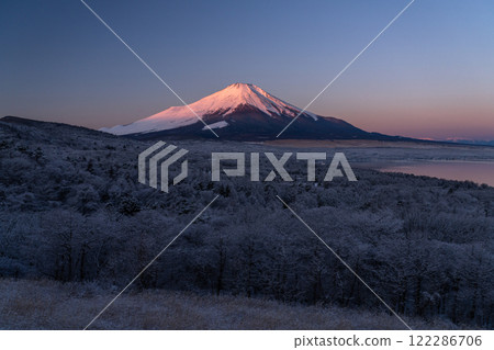 【山梨縣】冬季的富士山和黎明的山中湖全景平台 122286706