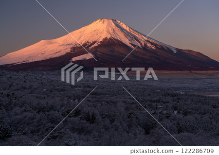 【山梨縣】冬季的富士山和黎明的山中湖全景平台 【山梨縣】冬季的富士山和黎明的山中湖全景平台 122286709