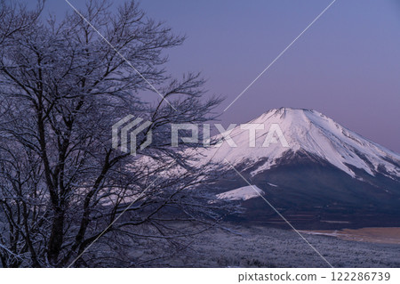 <<Yamanashi Prefecture>> View of Mt. Fuji in winter and snow-covered Lake Yamanaka Panorama Platform 122286739