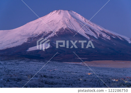 【山梨縣】冬季的富士山和白雪皚皚的山中湖全景平台 122286750