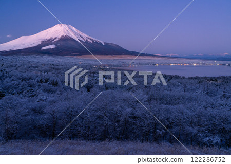 【山梨縣】冬季的富士山和白雪皚皚的山中湖全景平台 122286752