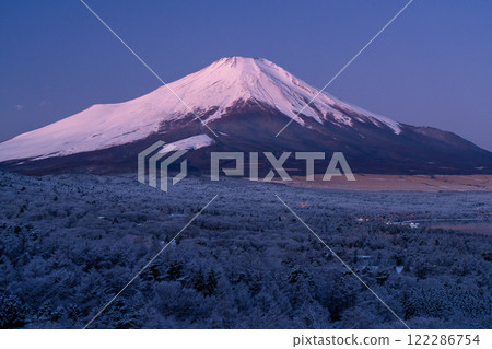 【山梨縣】冬季的富士山和白雪皚皚的山中湖全景平台 【山梨縣】冬季的富士山和白雪皚皚的山中湖全景平台 122286754