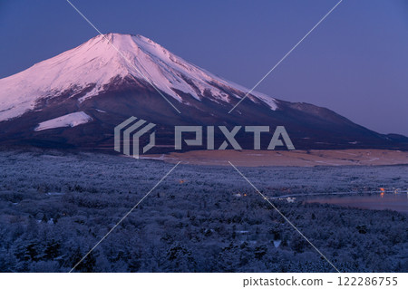 【山梨縣】冬季的富士山和白雪皚皚的山中湖全景平台 122286755