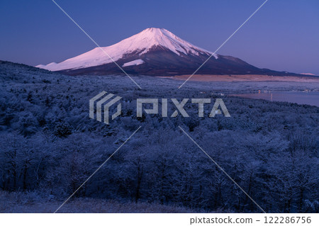 【山梨縣】冬季的富士山和白雪皚皚的山中湖全景平台 【山梨縣】冬季的富士山和白雪皚皚的山中湖全景平台 122286756