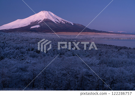 【山梨縣】冬季的富士山和白雪皚皚的山中湖全景平台 【山梨縣】冬季的富士山和白雪皚皚的山中湖全景平台 122286757