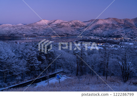 <<Yamanashi Prefecture>> Snow scenery of Yamanakako Village in winter 122286799