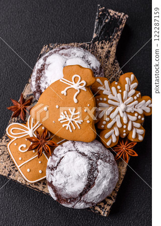 Christmas homemade gingerbreads, cookies and decorative elements 122287159