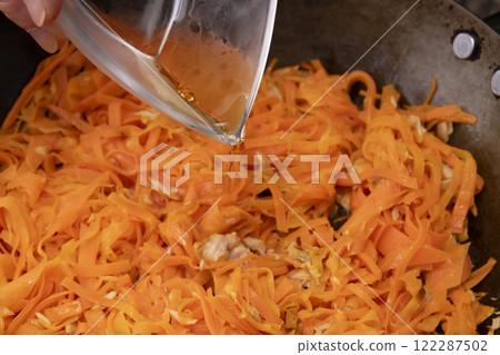 Make carrot stir-fry. Fry carrots and tuna in a frying pan and season with seasonings. 122287502