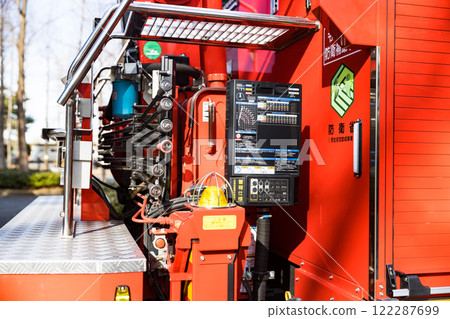 Iruma City Fire Department New Year's Parade: Operation lever of ladder truck 122287699