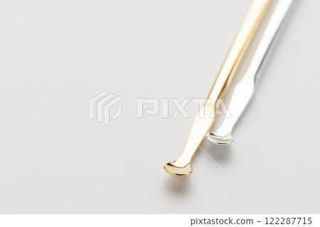 耳朵清潔金銀耳朵清潔工具白色背景 122287715