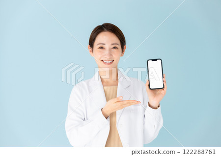 穿白大褂、智慧型手機、微笑的女人 122288761