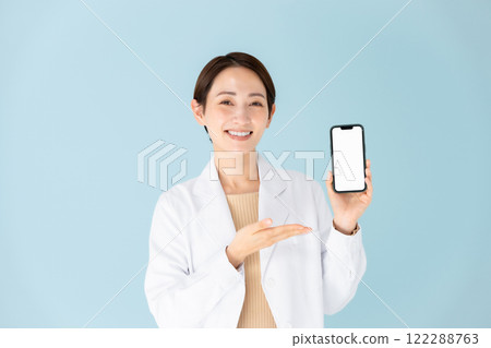 穿白大褂、智慧型手機、微笑的女人 122288763