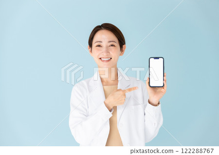 穿白大褂、智慧型手機、微笑的女人 122288767
