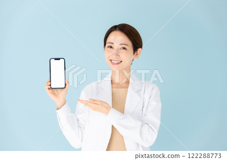穿白大褂、智慧型手機、微笑的女人 122288773