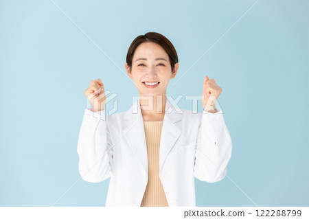 白人女孩婦女的女孩姿勢 122288799