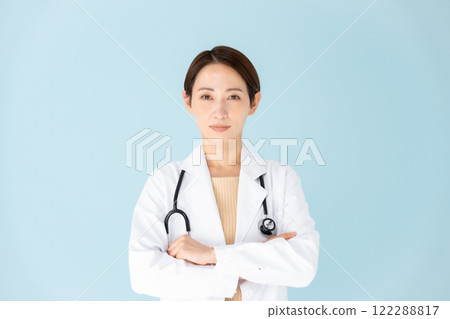 穿白大褂、聽診器、雙臂交叉的女人 122288817